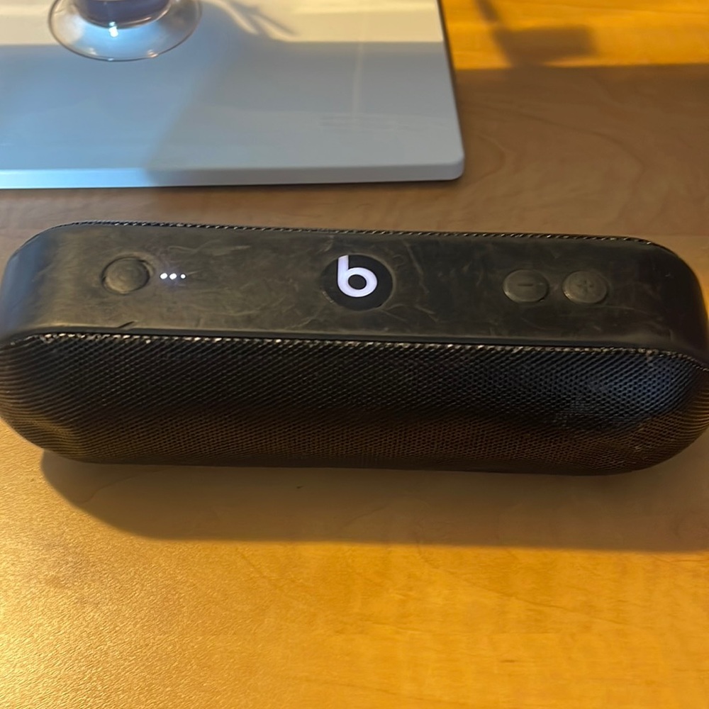 Amazing beats pill plus speaker (comes with a apple charger)